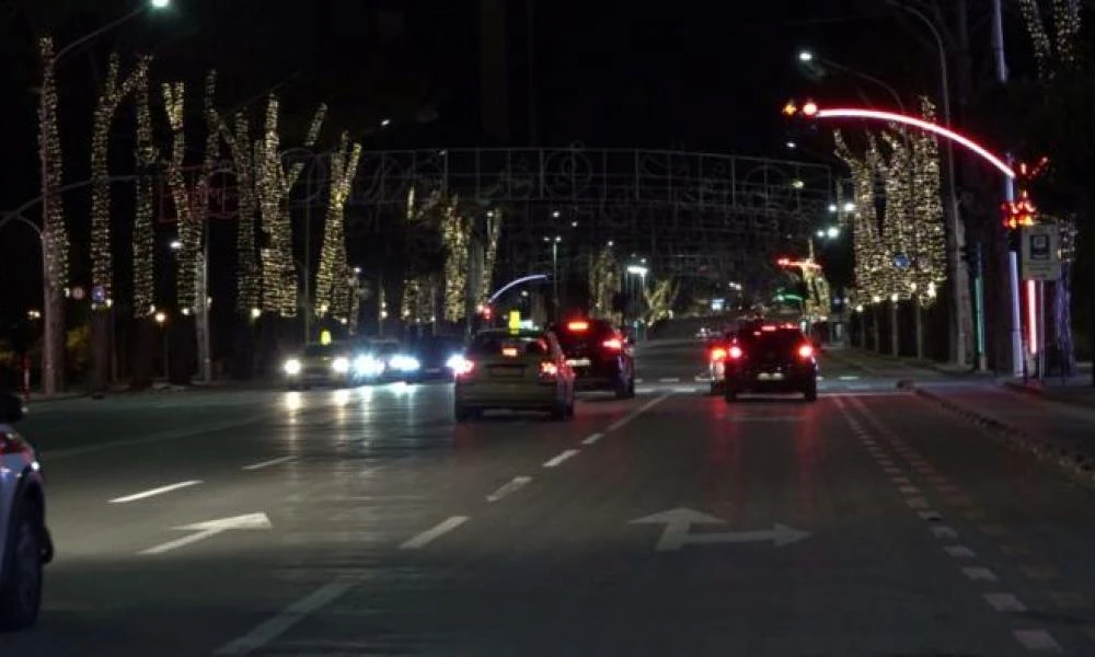 Αλβανία: Το φανάρι που έγινε viral -Ξεχωρίζει στους δρόμους των Τιράνων